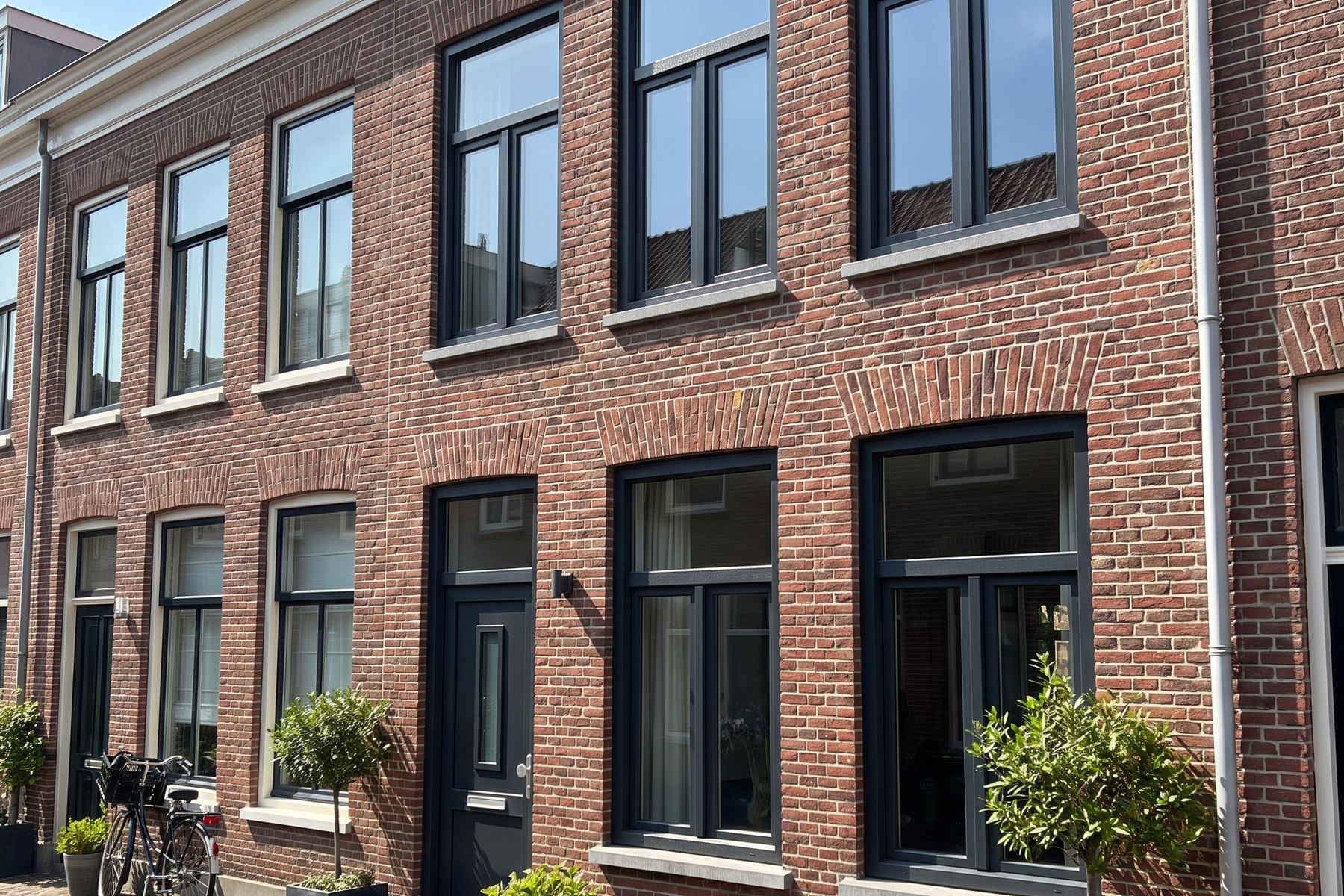 Rijtjeswoning met nieuwe antracieten kunststof kozijnen