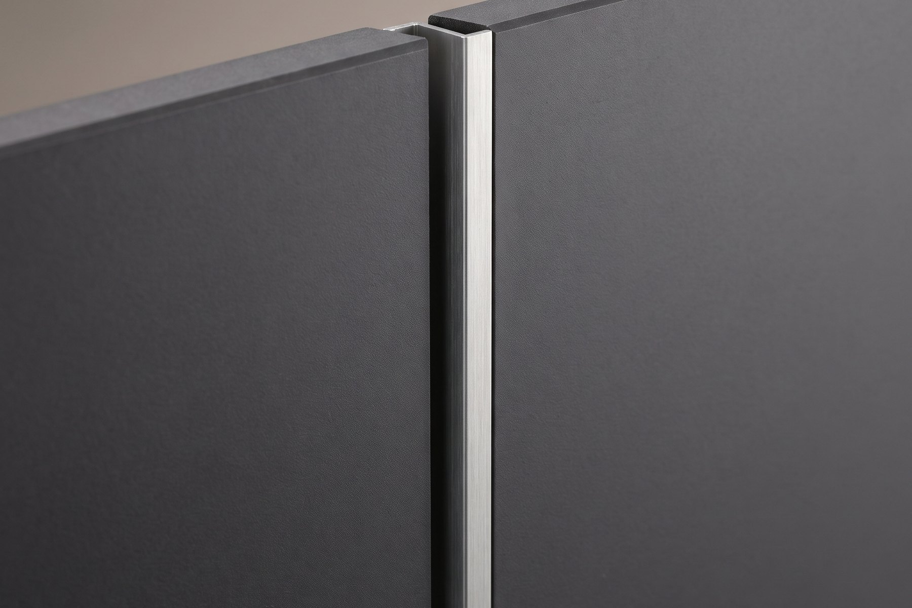 Naad tussen twee gevelpanelen met aluminium profiel