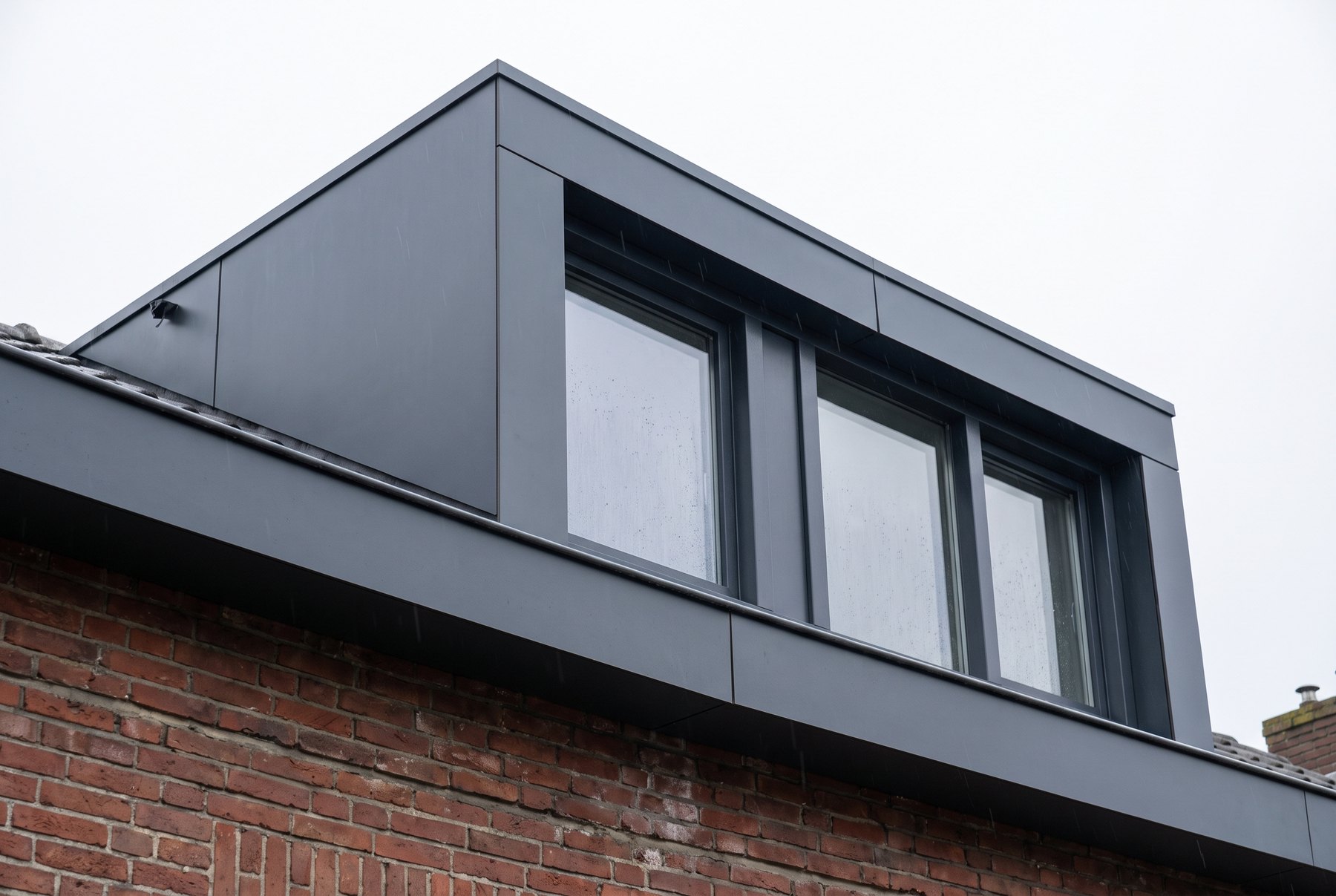 Dakkapel bekleed met donkere gevelpanelen