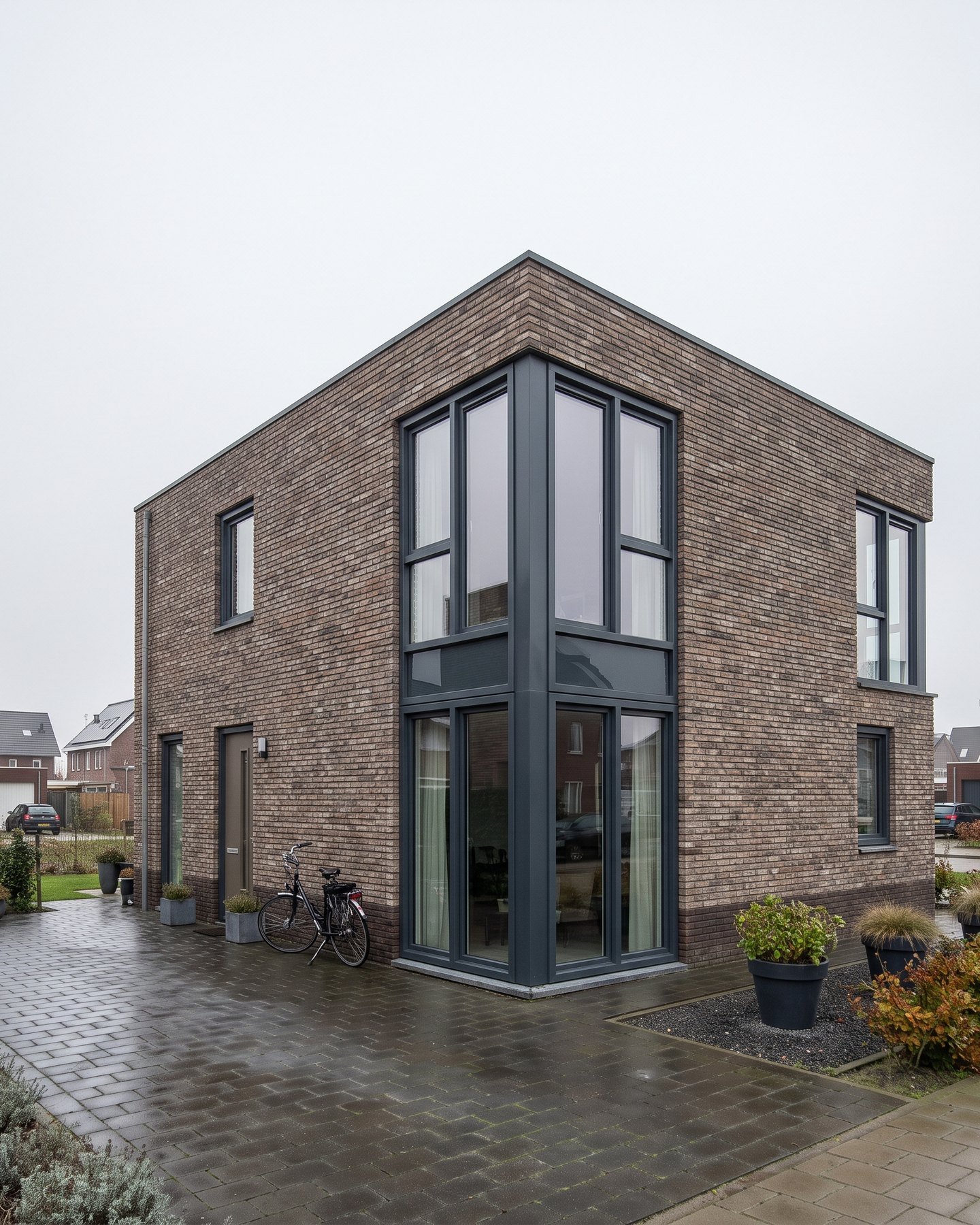 Woning met antracietkleurige kunststof kozijnen