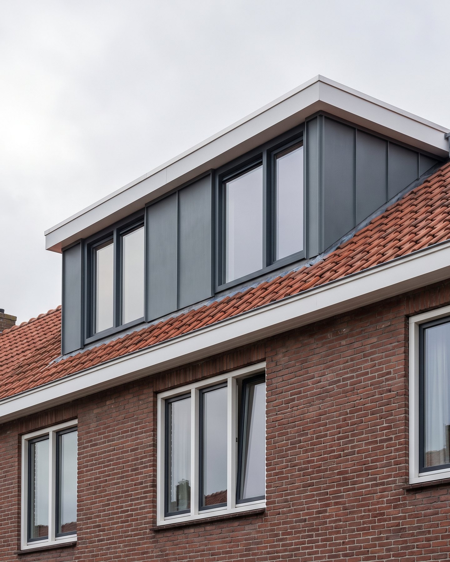 Dakkapel bekleed met donkere gevelpanelen en strakke detaillering